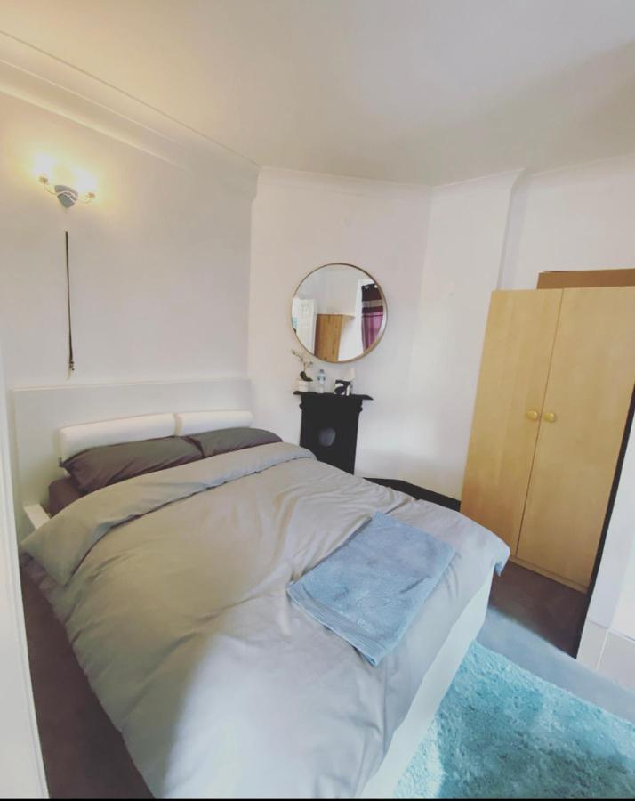 Complete 1 Bedroom Apartment With Wi-Fi, Kitchen, Tv In Heart Of Chiswick, Londres Exterior foto