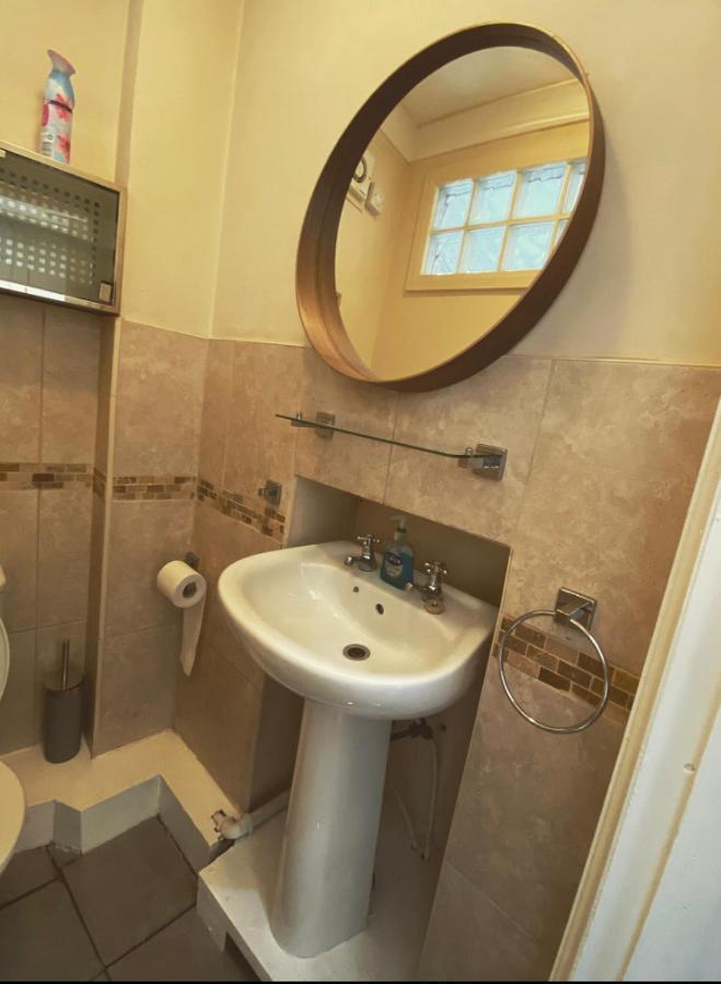 Complete 1 Bedroom Apartment With Wi-Fi, Kitchen, Tv In Heart Of Chiswick, Londres Exterior foto